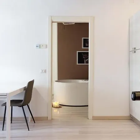 Apartment Flat With Whirlpool Bath In The Historic Centre *